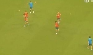 记者：国安派出双外援的轮换阵容 法比奥赛前召集球队作动员