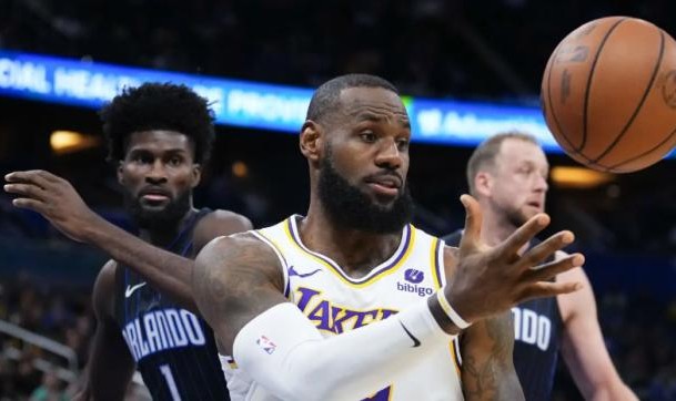 乐鱼官方-首节正负值倒数第一！湖人慢热成顽疾：哈姆变阵吗？