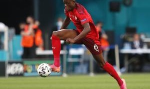 记者：尽管吉达国民对扎卡里亚感兴趣，但球员将留在摩纳哥