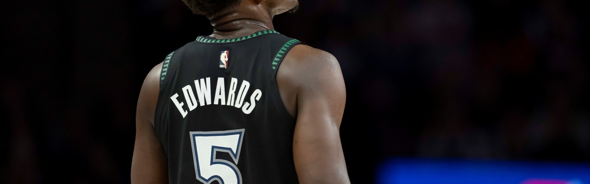 乐鱼官方网站-持续低迷！爱德华兹跳起传球 戈贝尔没接好再度失误