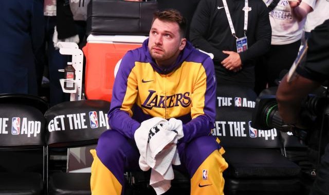 45分+主动犯规下场！东契奇用眼泪和隐忍诠释爱