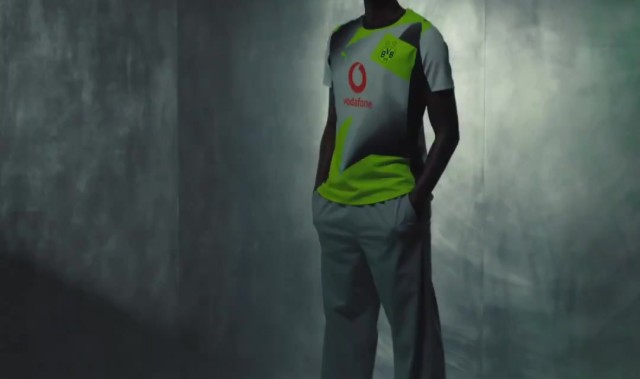 多特发布本赛季客场球衣：银雾灰主色调，拼接黄黑配色图案